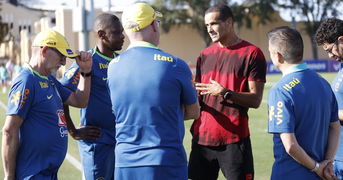 Rivaldo visita Seleção Brasileira durante preparação em Orlando e deixa conselho