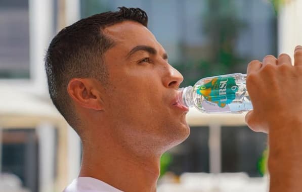 Cristiano Ronaldo se torna sócio de marca de água mineral e afirma estar "realizando um sonho"