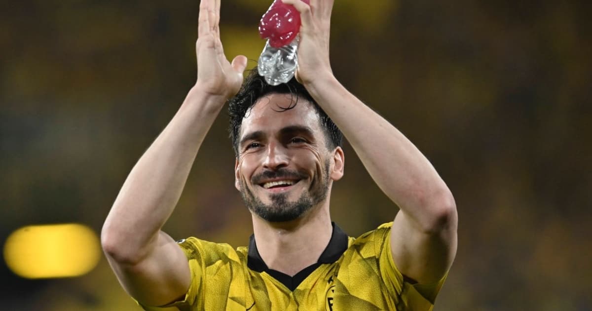 Hummels só aceita renovar com o Dortmund se o treinador for demitido, diz jornal 