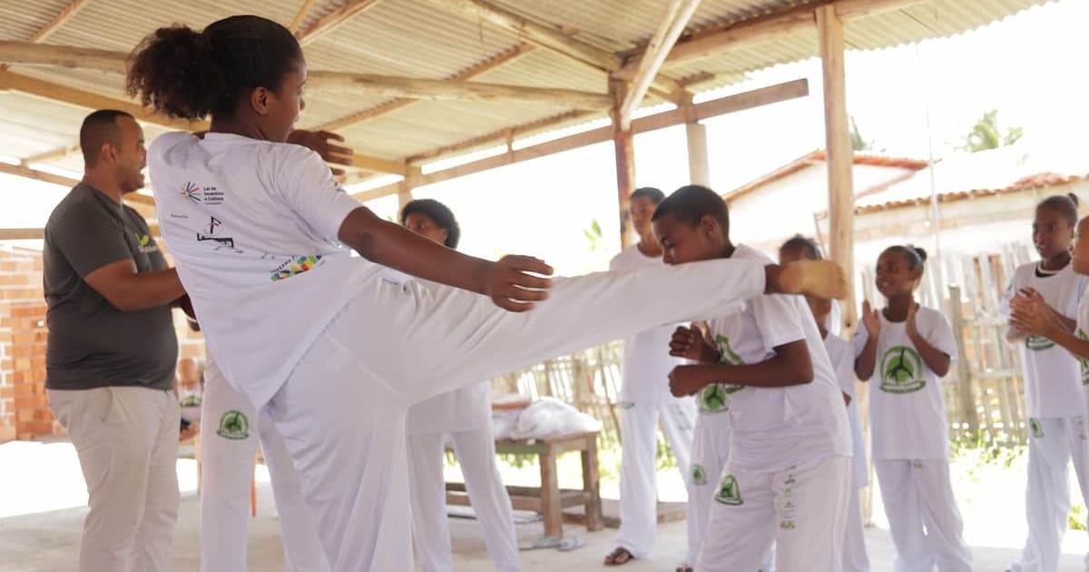 Crianças praticando Capoeira