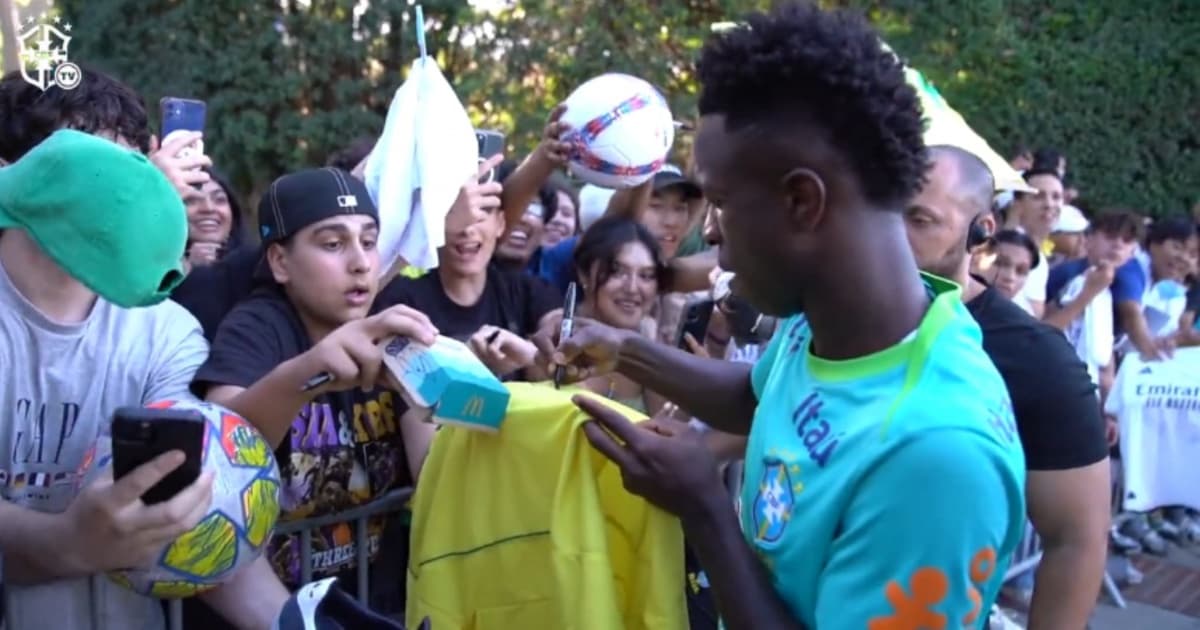 Vinicius Jr dando autógrafos para a torcida brasileira nos EUA