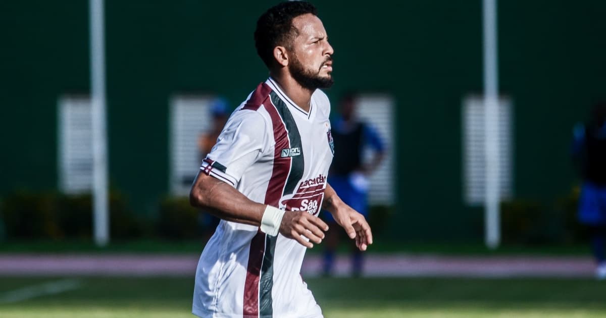 Atacante Elielton atuando em campo pelo Fluminense de Feira 