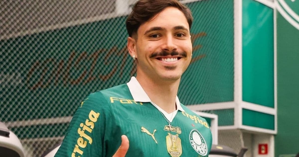 Maurício posando para foto que foi divulgada nas redes sociais do Palmeiras