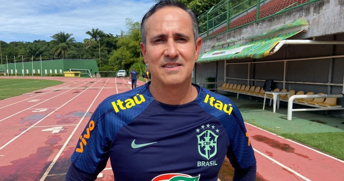 Treinador da Seleção Brasileira Sub-15, Dudu Patetuci, concedendo entrevista no Estádio de Pituaçu