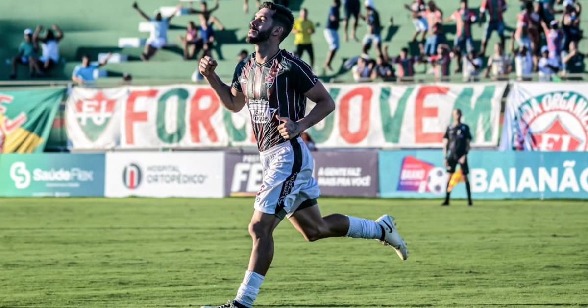 Léo alves comemora gol do Fluminense de feira sobre o Grapiúna