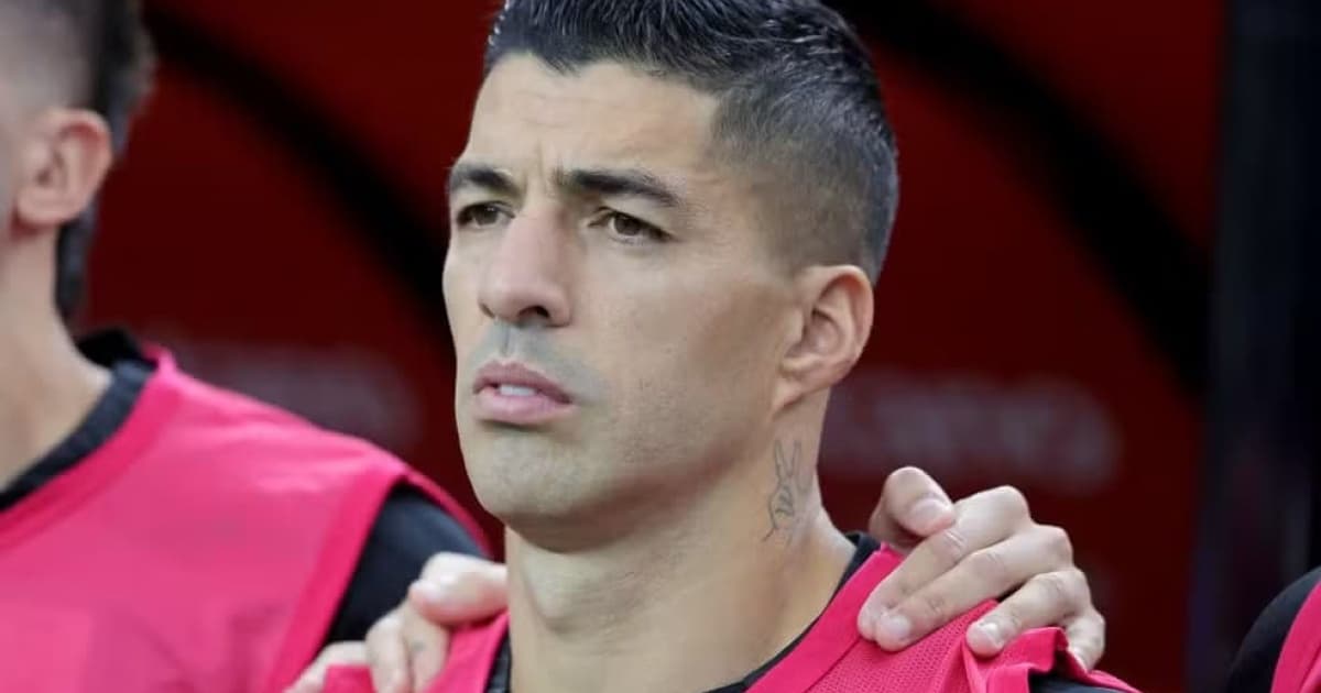 Suárez no banco de reservas da Seleção Uruguaia