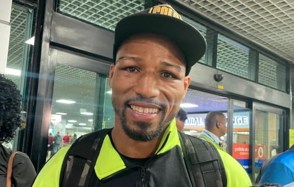 Com gritos de “o campeão chegou”, Robson Conceição desembarca em Salvador 