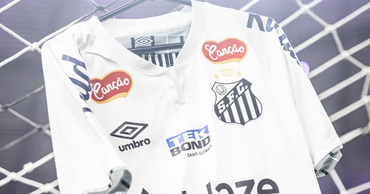 Camisa do Santos pendurada no gol da Vila Belmiro