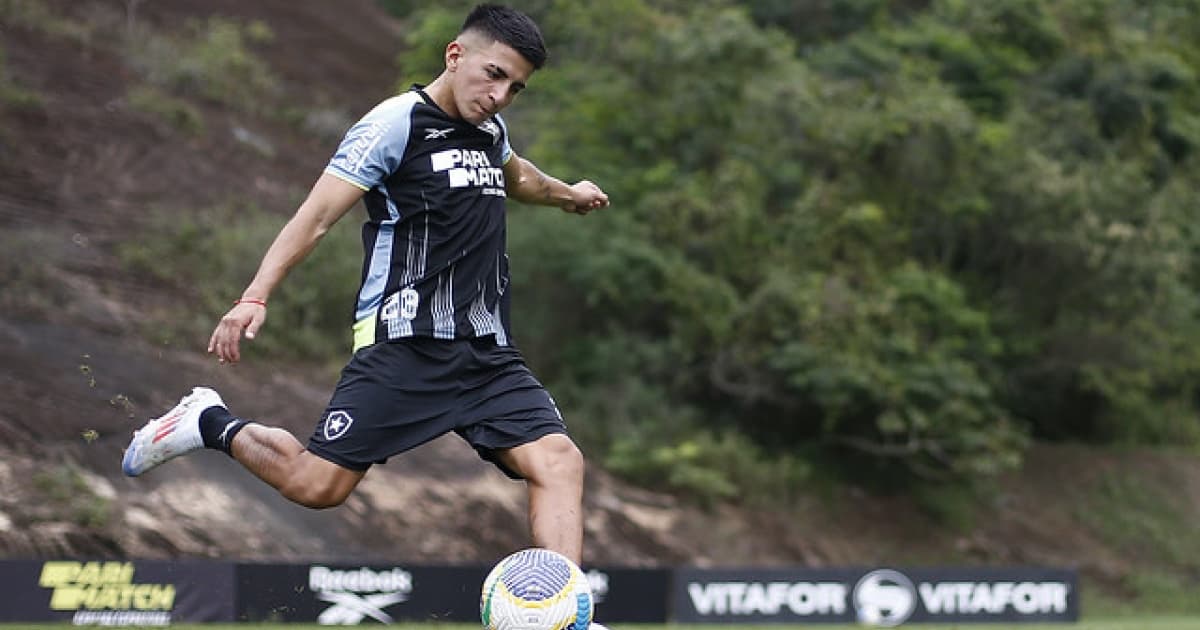 Thiago Almada no CT do Botafogo