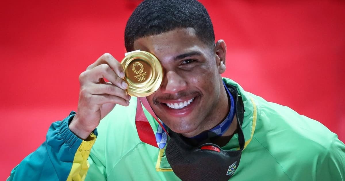Hebert Conceição mostra a medalha olímpica de ouro