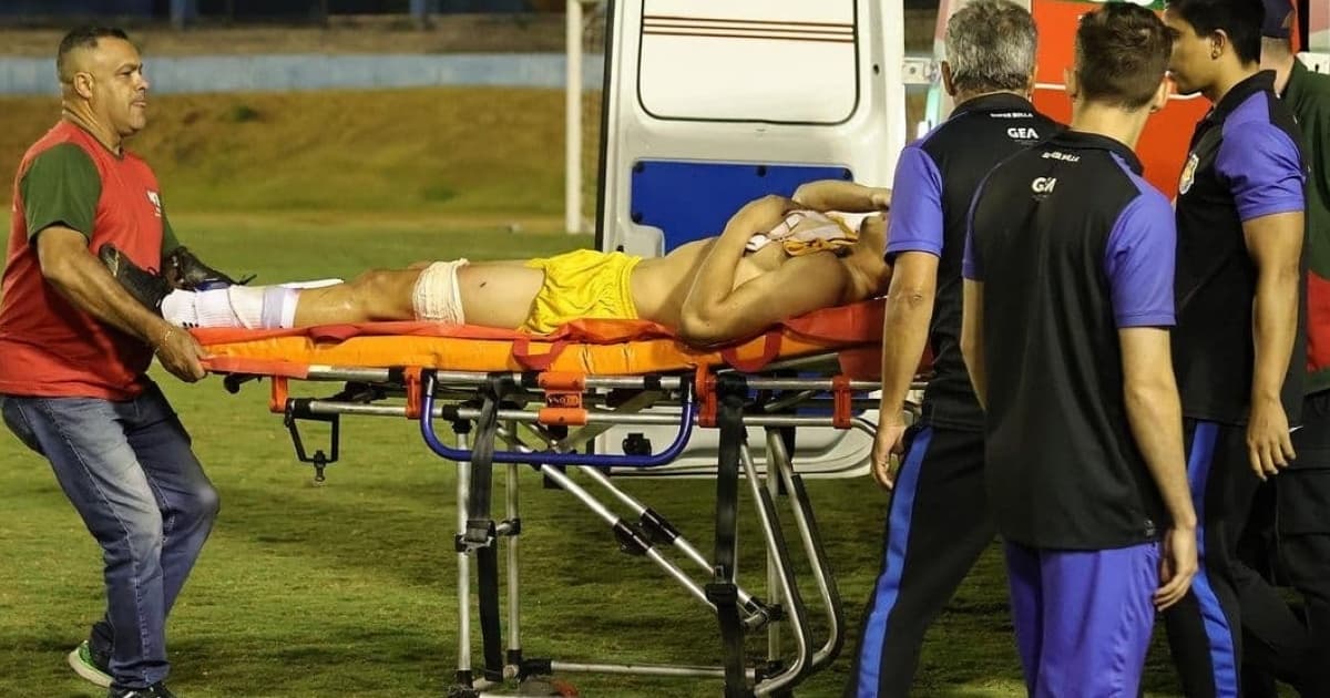Goleiro do Grêmio Anápolis sendo hospitalizado após levar um tiro do policial