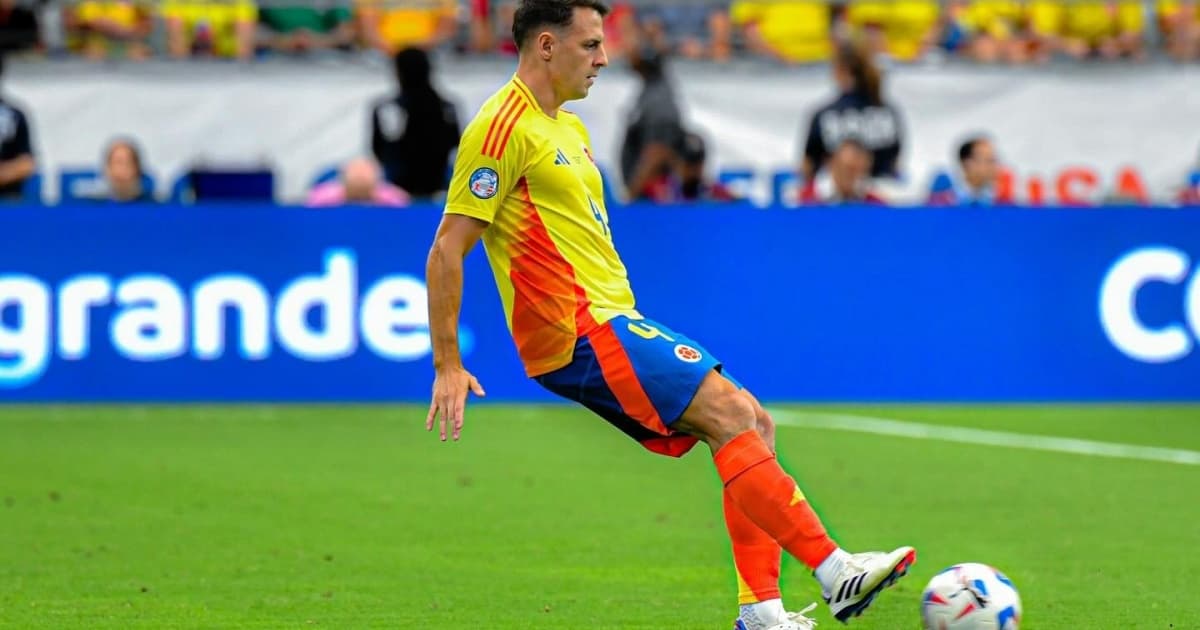 Santi arias em campo com a camisa da colômbia, na semifinal diante do uruguai