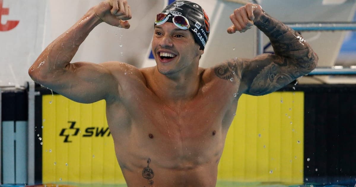 Guilherme Caribé celebrando conquista pela natação