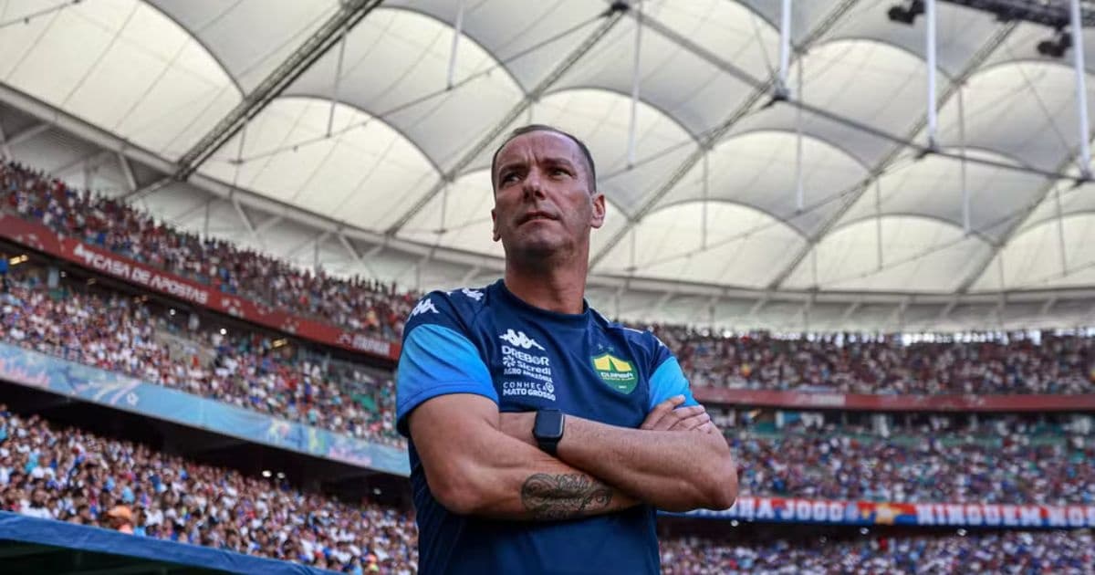 Técnico cuiabano no jogo contra o Bahia na Fonte Nova