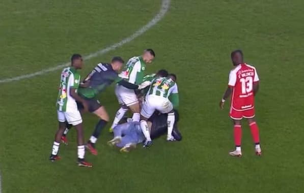Jogador do Juventude é expulso após agredir torcedor que invadiu o campo para acertar soco em Enner Valencia