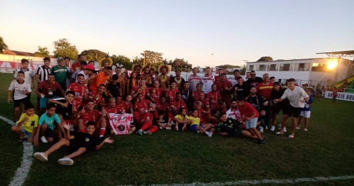 Jogadores do Porto Seguro comemoram classificação às semis do Baianão