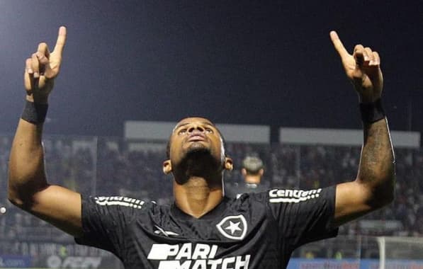 Júnior Santos, atacante do Botafogo, sofre fratura na tíbia