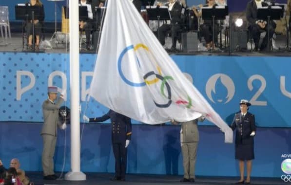  Bandeira Olímpica é hasteada de cabeça para baixo na cerimônia de abertura