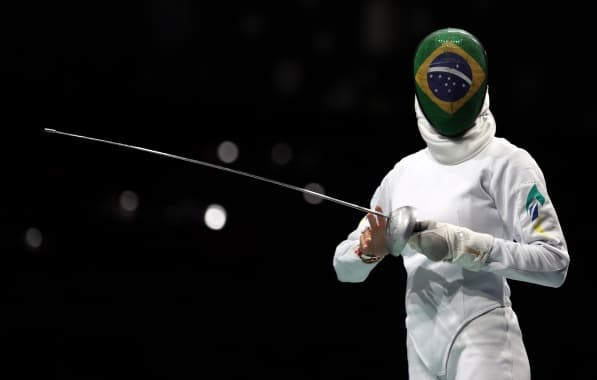 Paris-2024: Esgrimista brasileira passa mal durante o combate