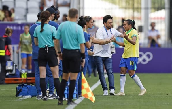 Brasil vê Marta ser expulsa, perde para a Espanha e depende de outros resultados para se classificar