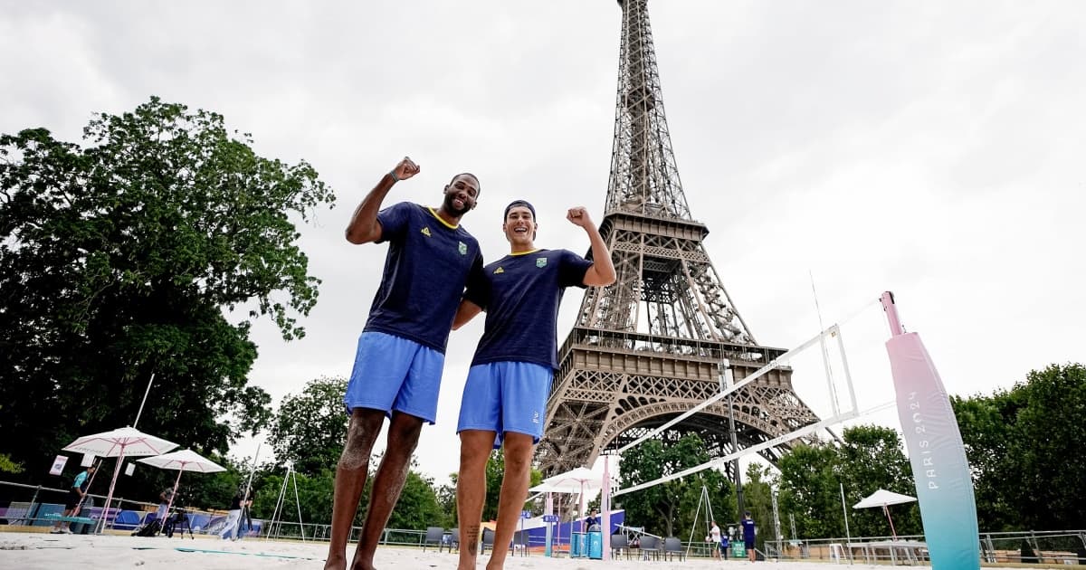 Arthur e Evandro posando para foto na Torre Eiffel