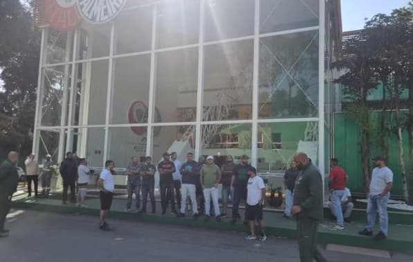 Torcedores do Palmeiras invadem CT após derrota para o Flamengo; clube emite nota