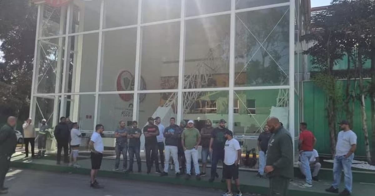 Torcedores do Palmeiras invadindo o CT o clube