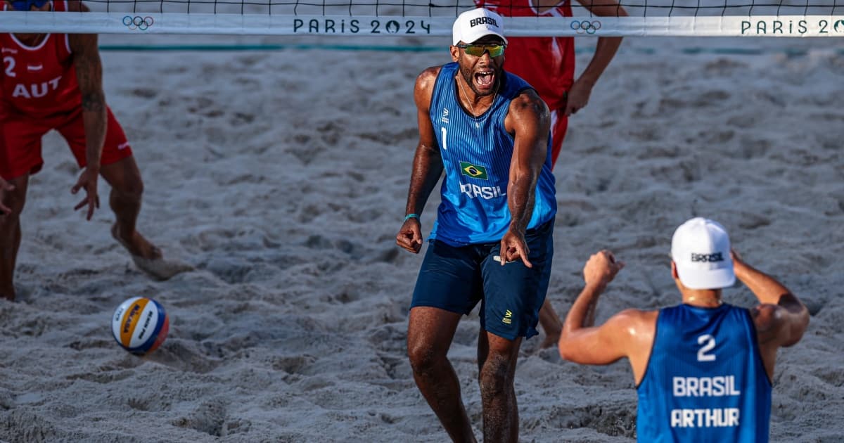 Evandro e Arthur na disputa do vôlei de praia nos Jogos de Paris-2024