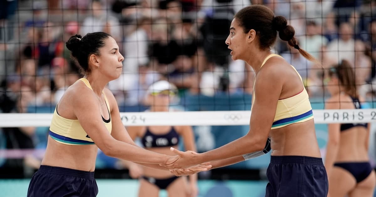 Ana Patrícia e Duda comemorando vitória no vôlei de praia