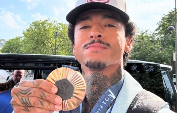 Nyjah Houston mostra medalha danificada após 11 dias da conquista do bronze