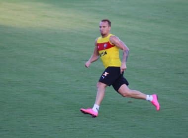 Zé Love exalta momento no Vitória e quer permanecer no clube para 2017