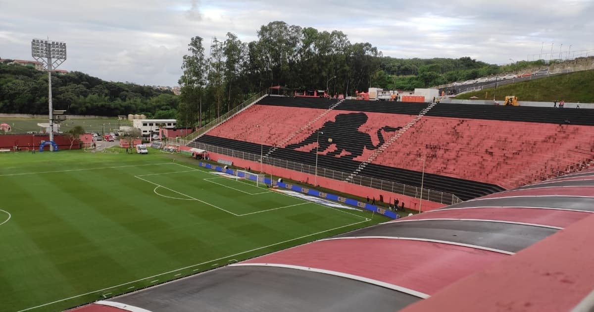 Obras no banheiro feminino do Barradão estão atrasadas por causa das chuvas, afirma Fábio Mota