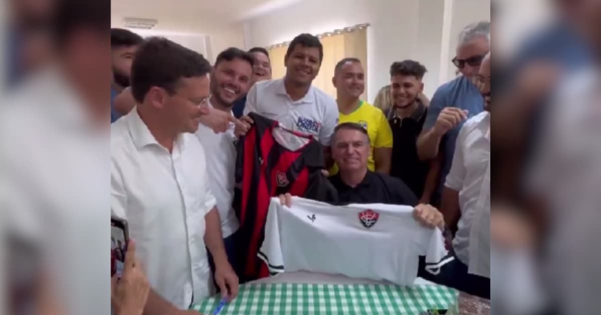 VÍDEO: Jair Bolsonaro recebe camisas do Vitória durante visita a Salvador