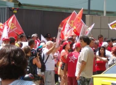 Manifestantes protestam em frente à Rede Globo em apoio ao ex-presidente Lula