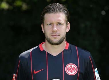 Capitão do Eintracht descobre tumor grave antes de ajudar time a seguir na elite