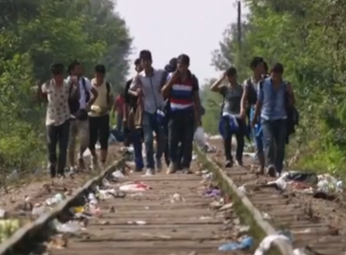 Refugiados rumam para Hungria enquanto cerca é erguida na fronteira com Sérvia