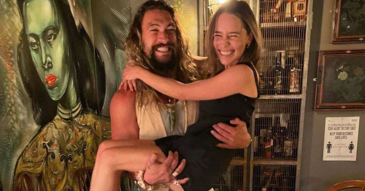 Atores de Game of Thrones, Emilia Clarke e Momoa se reencontram em festa de produtor