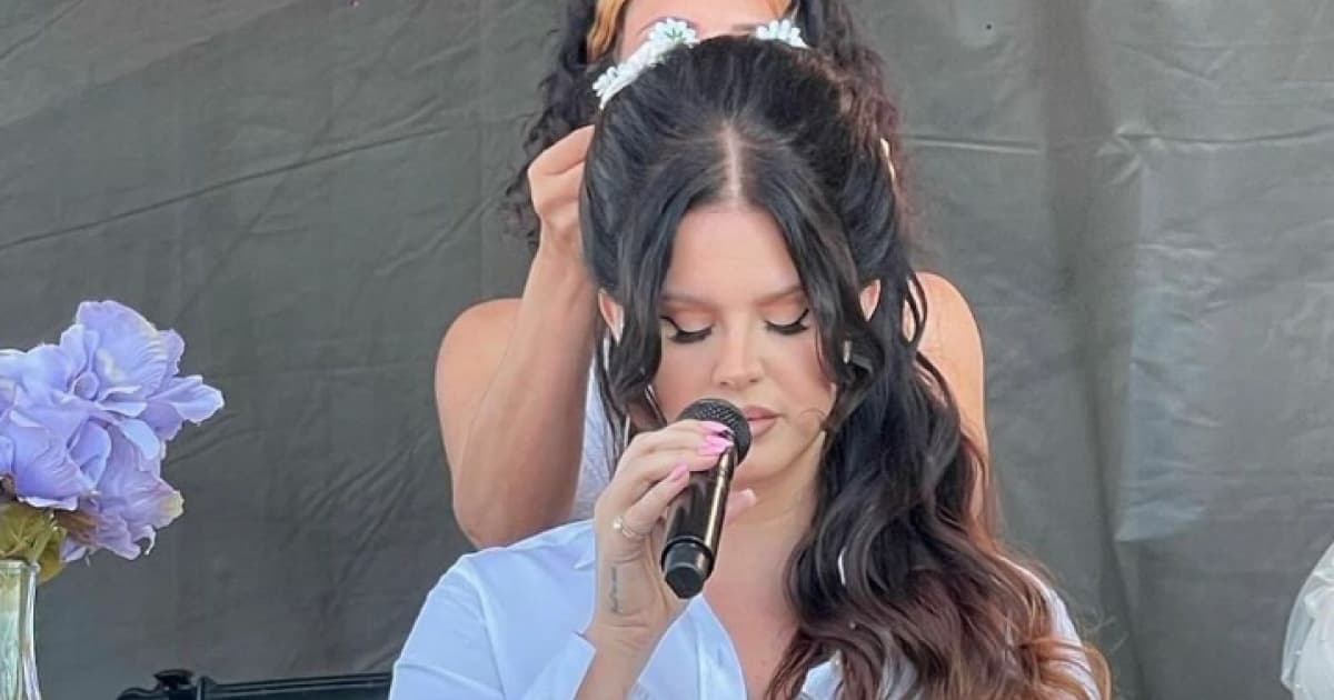 Lana Del Rey viraliza ao encerrar show deitada e sendo arrastada por assistentes