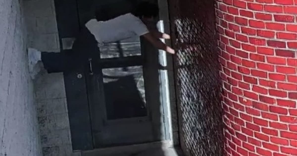 VÍDEO: Brasileiro escala parede e foge pelo telhado de prisão nos EUA
