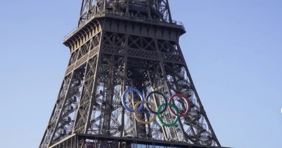 Paris instala anéis olímpicos na Torre Eiffel