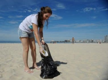 Moradores do Busca Vida se reúnem para retirar lixo em praias no domingo