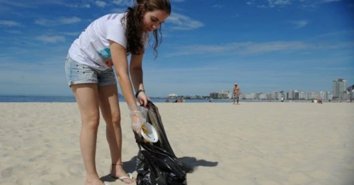 Moradores do Busca Vida se reúnem para retirar lixo em praias no domingo