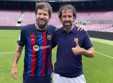 Na Espanha, Saulo Fernandes faz tour pelo estádio do Barcelona com filho