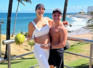 Jessica Smetak exibe barriga de 7 meses em passeio pela Barra