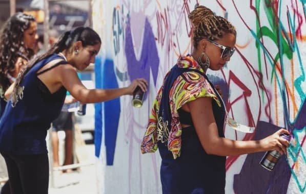 Artistas se reúnem durante festival BTC e realizam pintura em painéis coletivos 