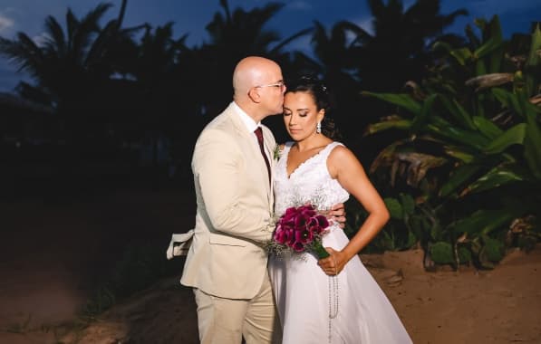 Bruno Porciuncula e Celiza Terto se casam com cerimônia à beira-mar 