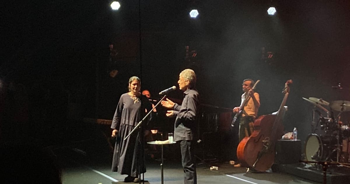 Chico Buarque lota show em Salvador e leva fãs ao delírio com composições clássicas