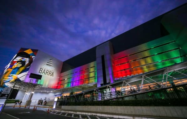 Em celebração ao Dia do Orgulho LGBTQIAP+, Shopping Barra ganha iluminação colorida