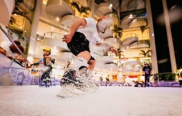 Pista de patinação no gelo retorna ao Shopping Barra neste sábado