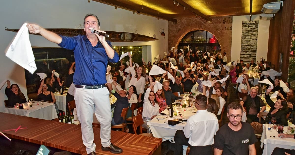 Após sucesso, Ricardo Chaves retorna com tributo a Roberto Carlos no Restaurante Amado; veja os cliques